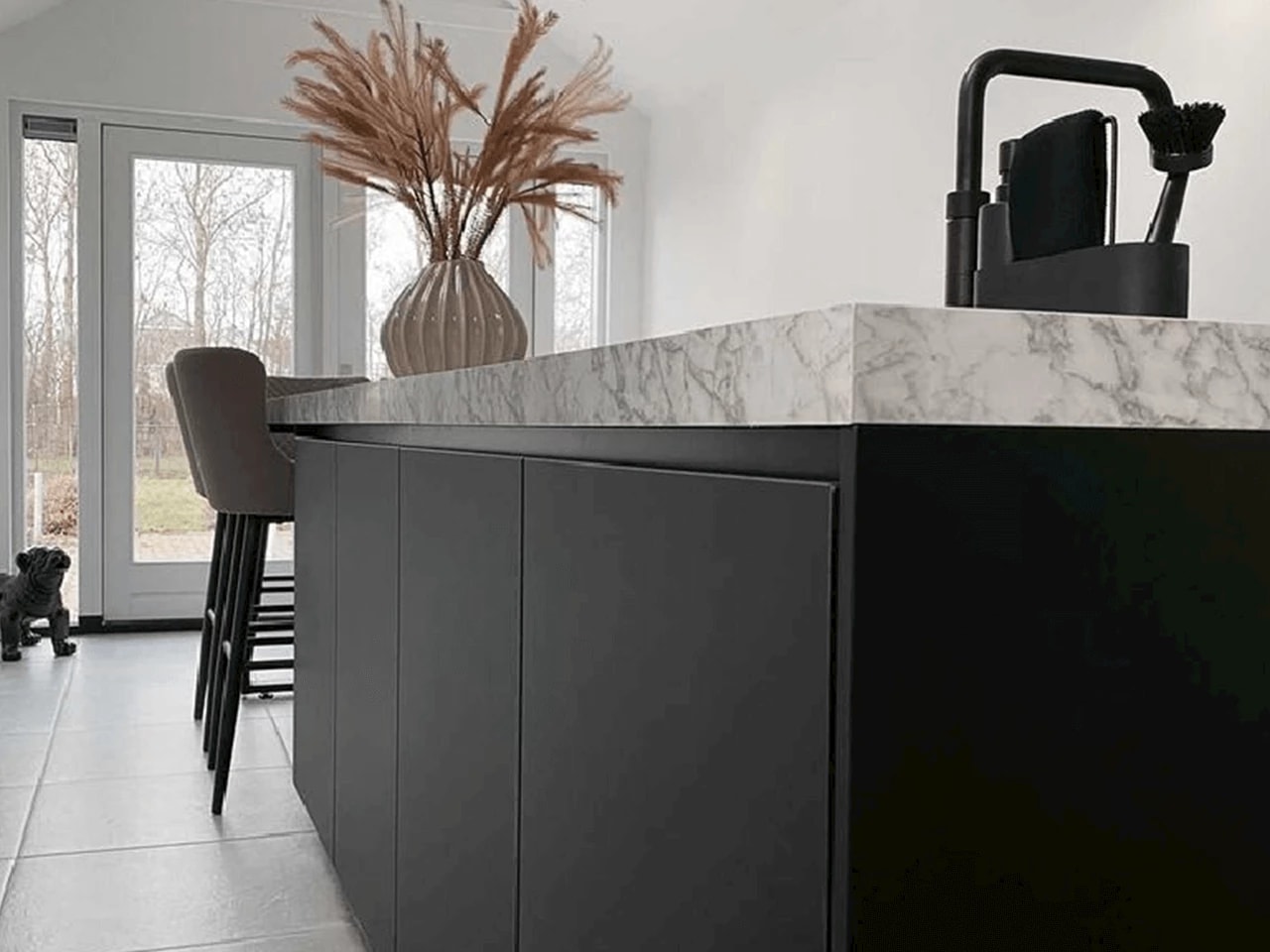 Keuken-eiland met marmer werkblad op werkhoogte