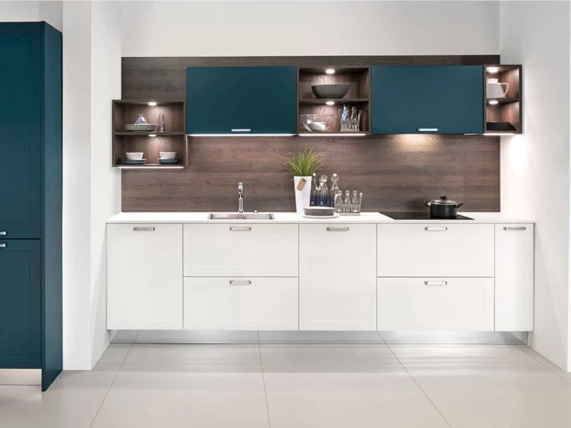 Witte zwevende keuken met houten achterwand en open kasten