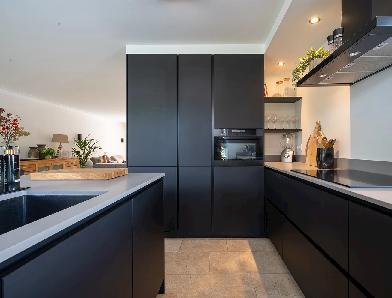 Donkere U-keuken met eiland