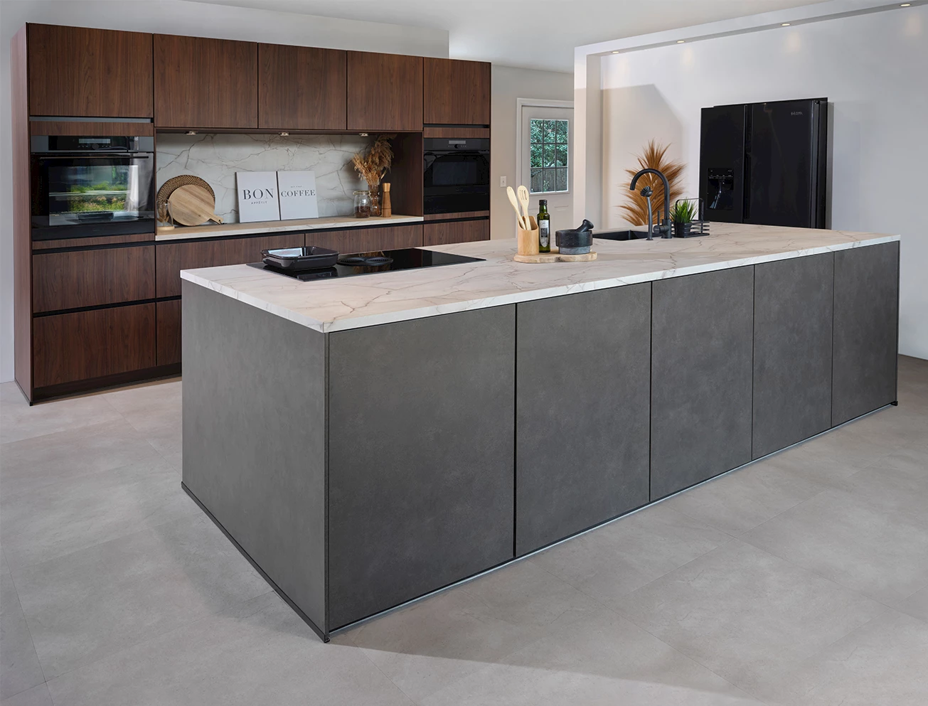 Grijze met houten keuken