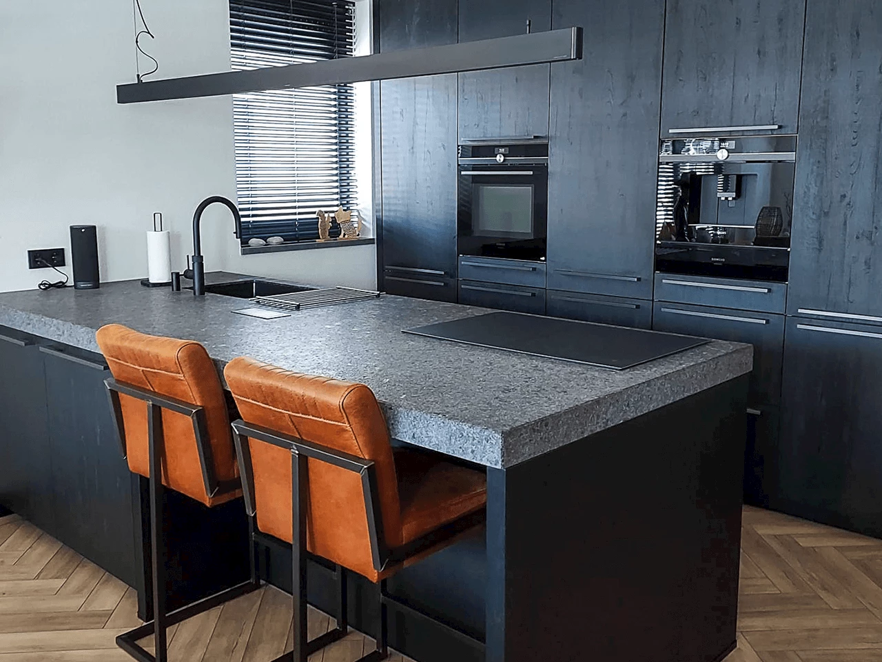 Moderne keuken met grafieten werkblad