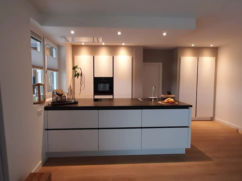 Lichte keuken met schiereiland