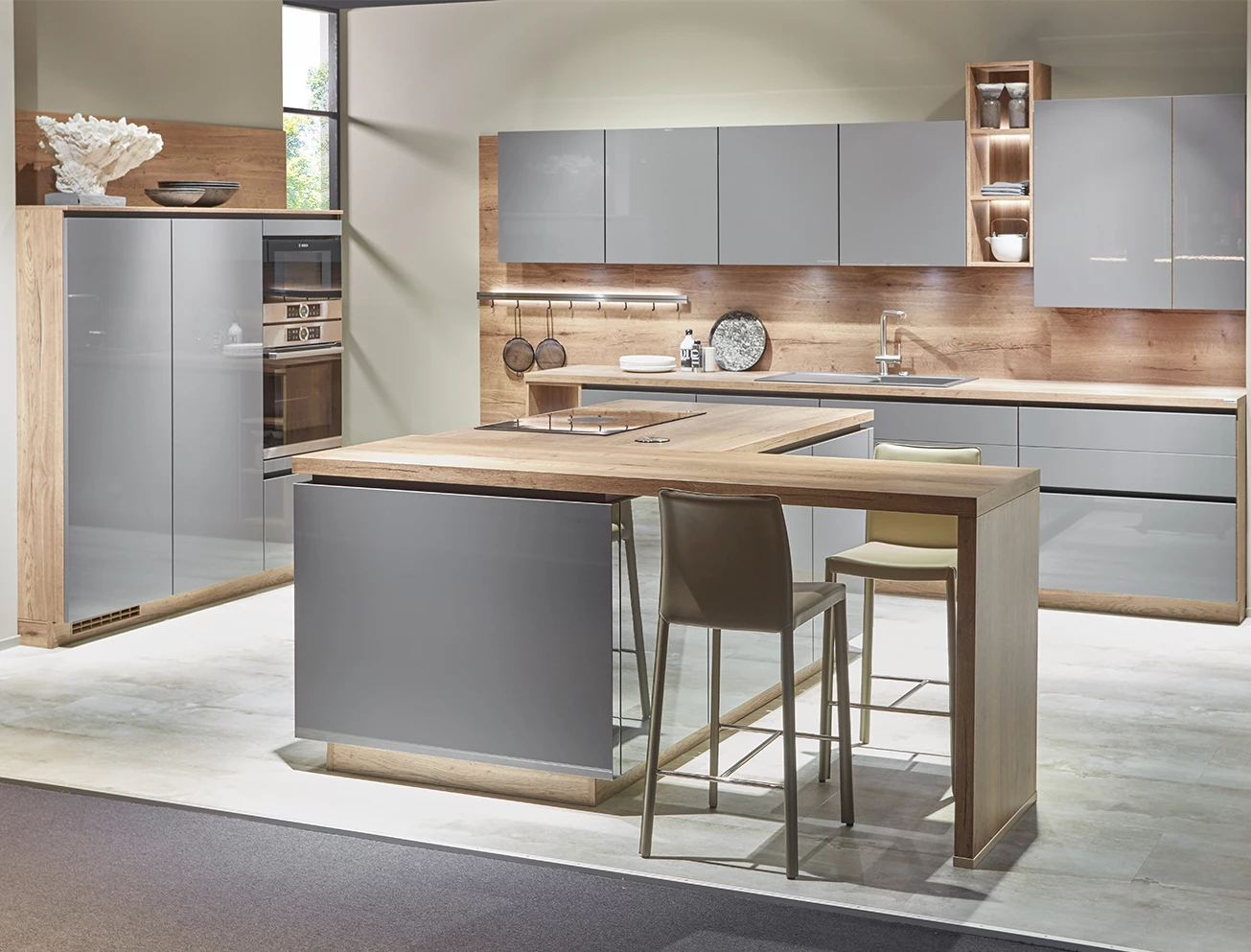 Lichte hoogglans taupe keuken