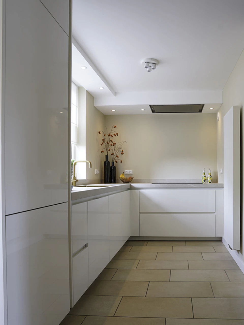 Lichte L-keuken met raam