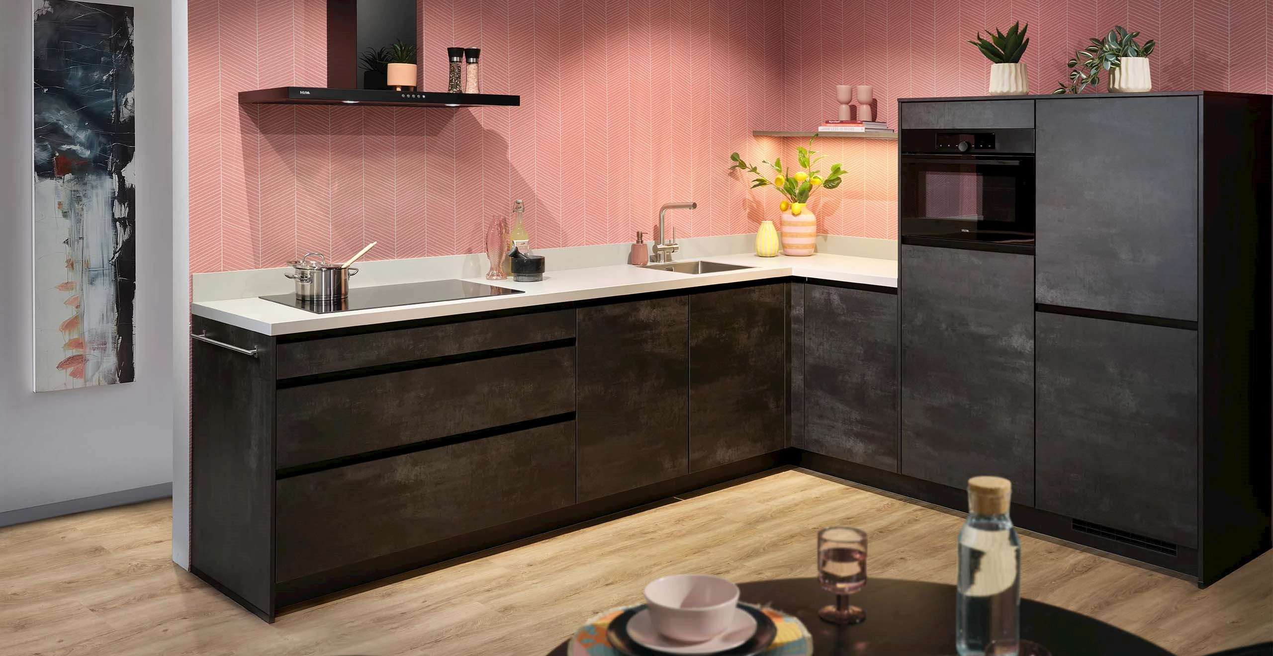 Zwarte keuken met wit blad