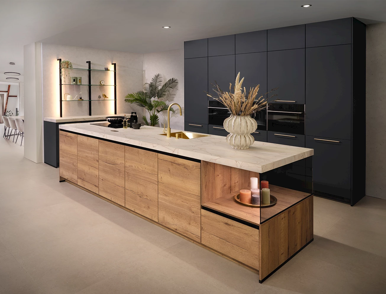 Moderne keuken met strak design en eiken accenten