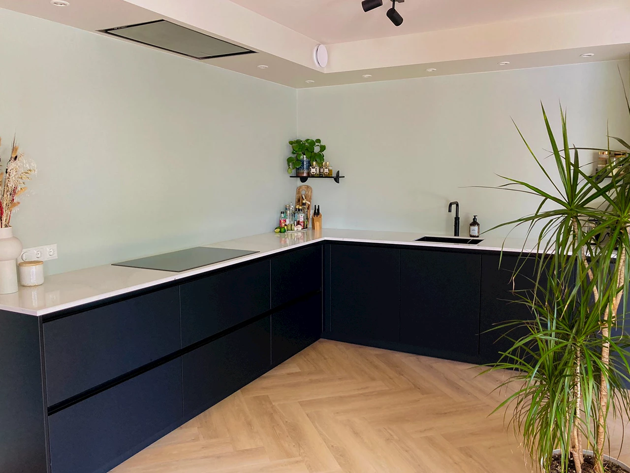 Minimalistische zwarte keuken met wit blad