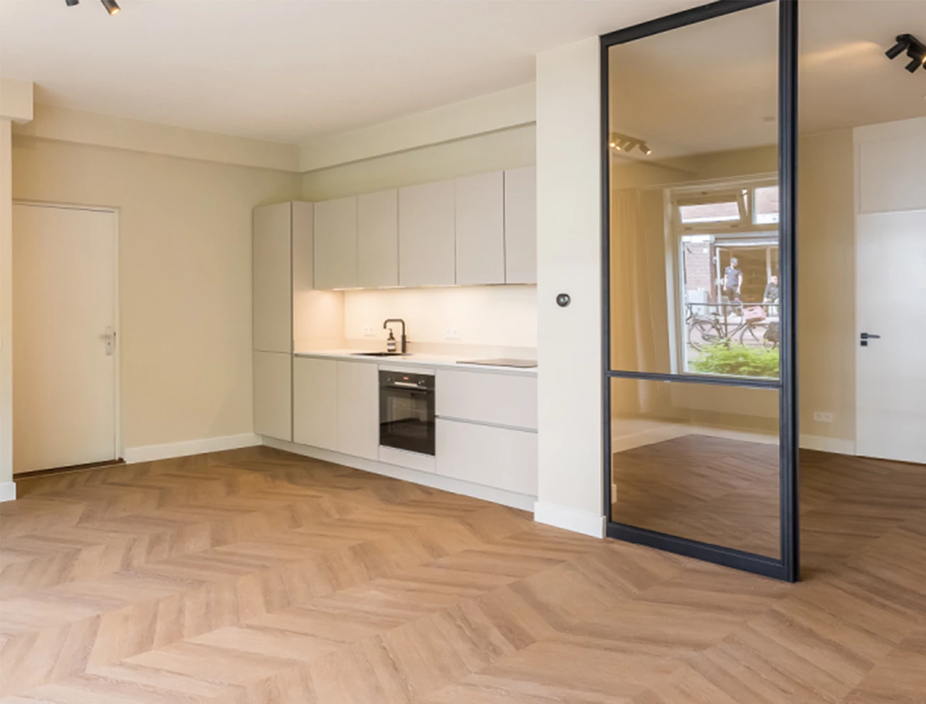 Kleine minimalistische woonkeuken