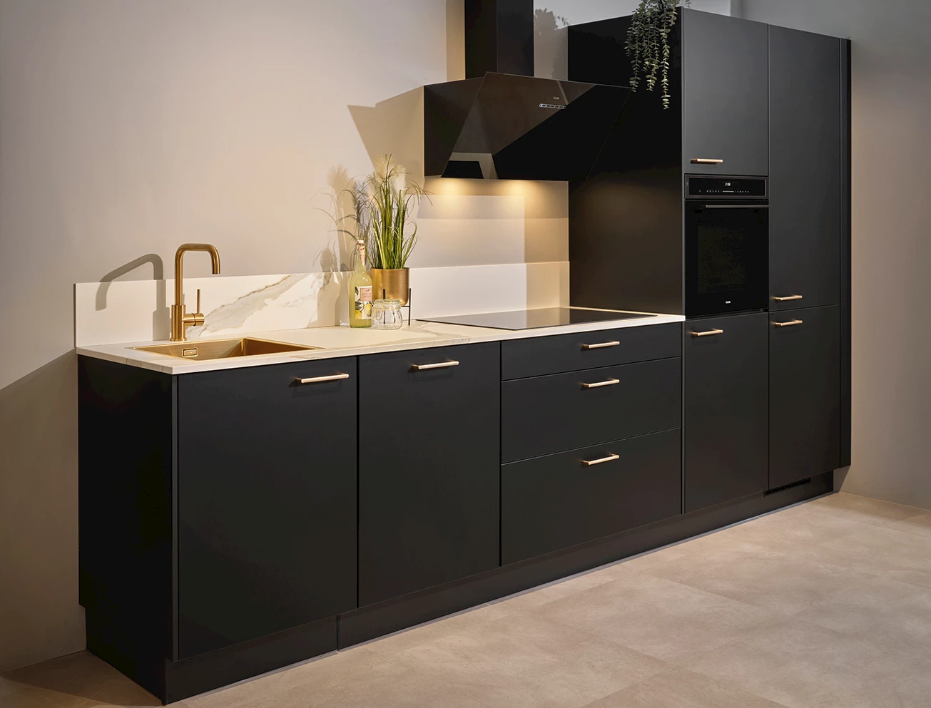 Stijlvolle zwarte keuken met wit marmerlook blad