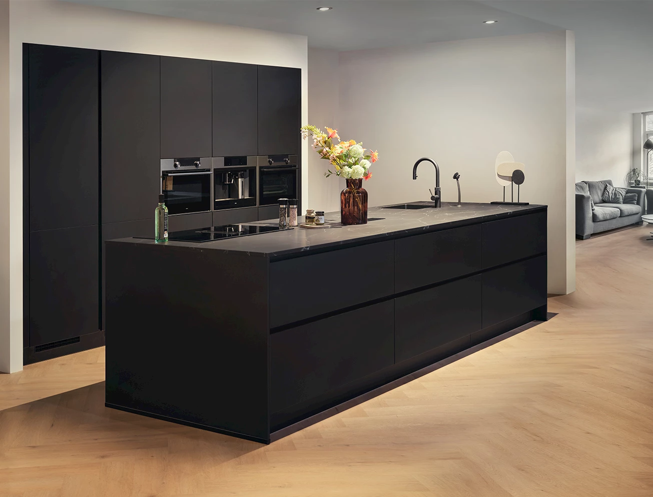 Zwarte strakke keuken met eiland
