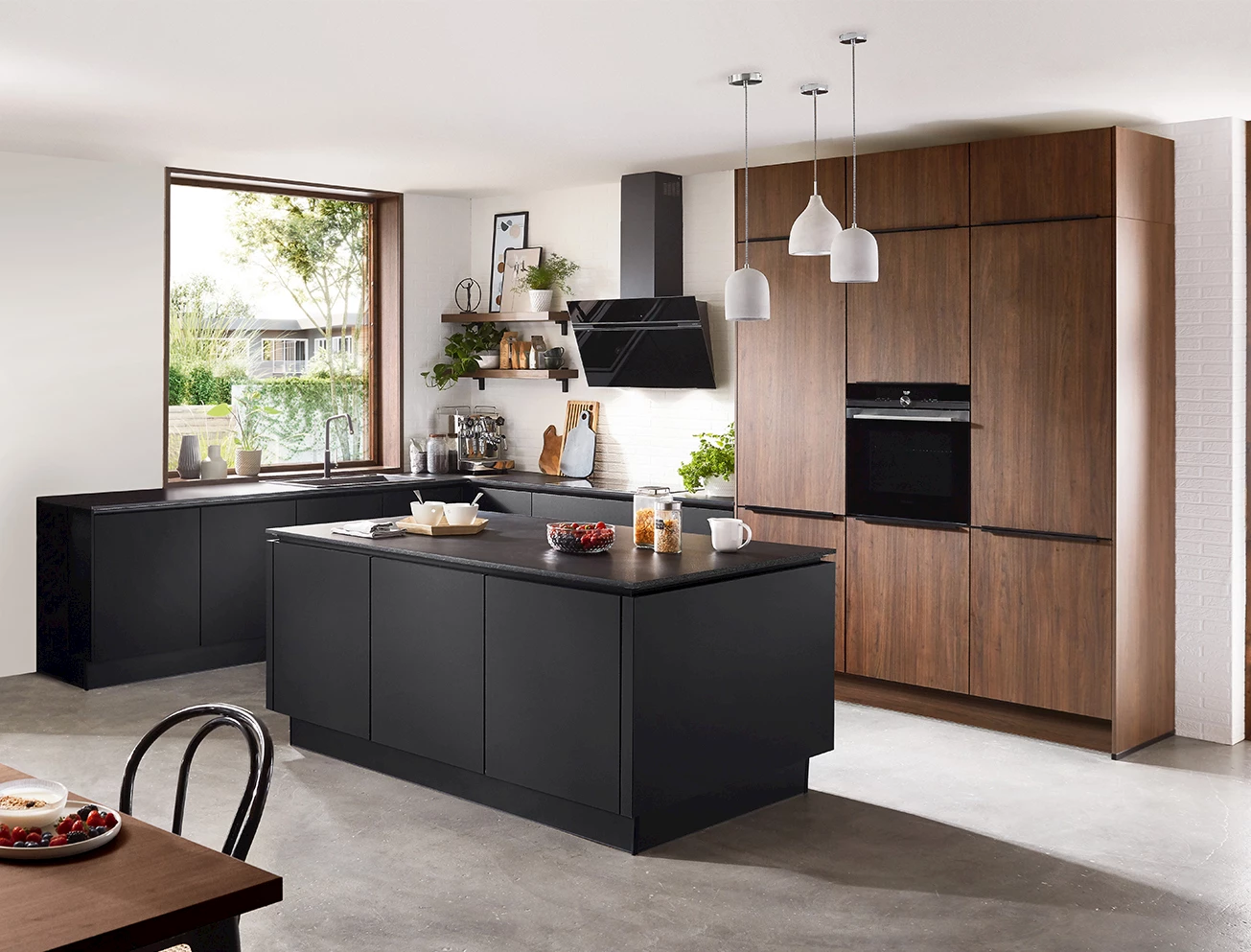 Zwarte keuken U-vorm met eiland