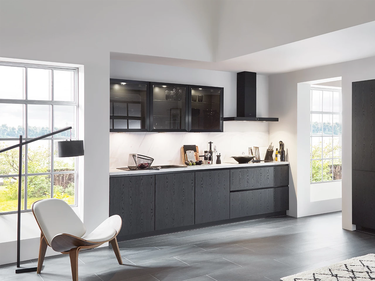 Zwarte keuken met wit werkblad