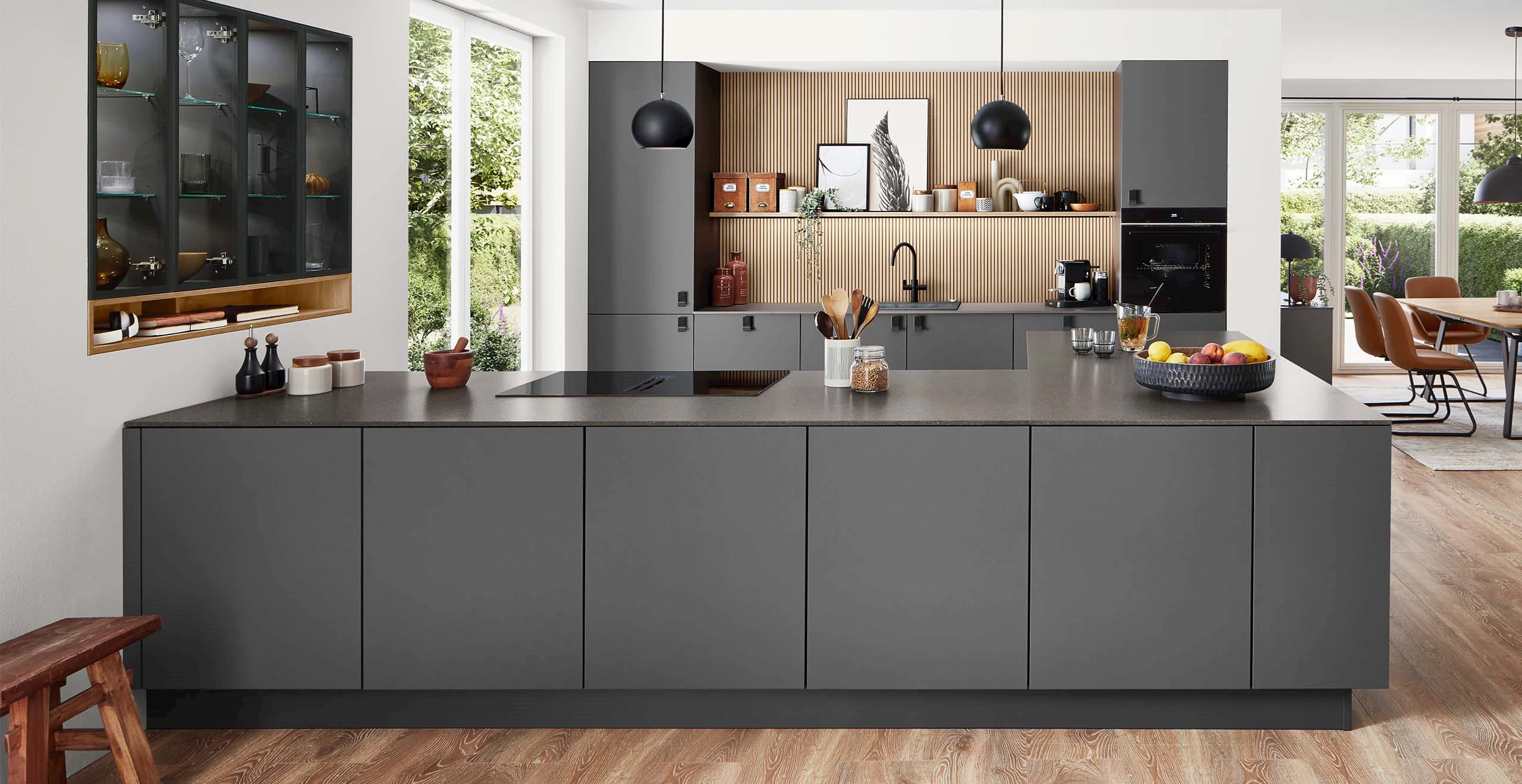 Mat zwarte donkergrijze keukens