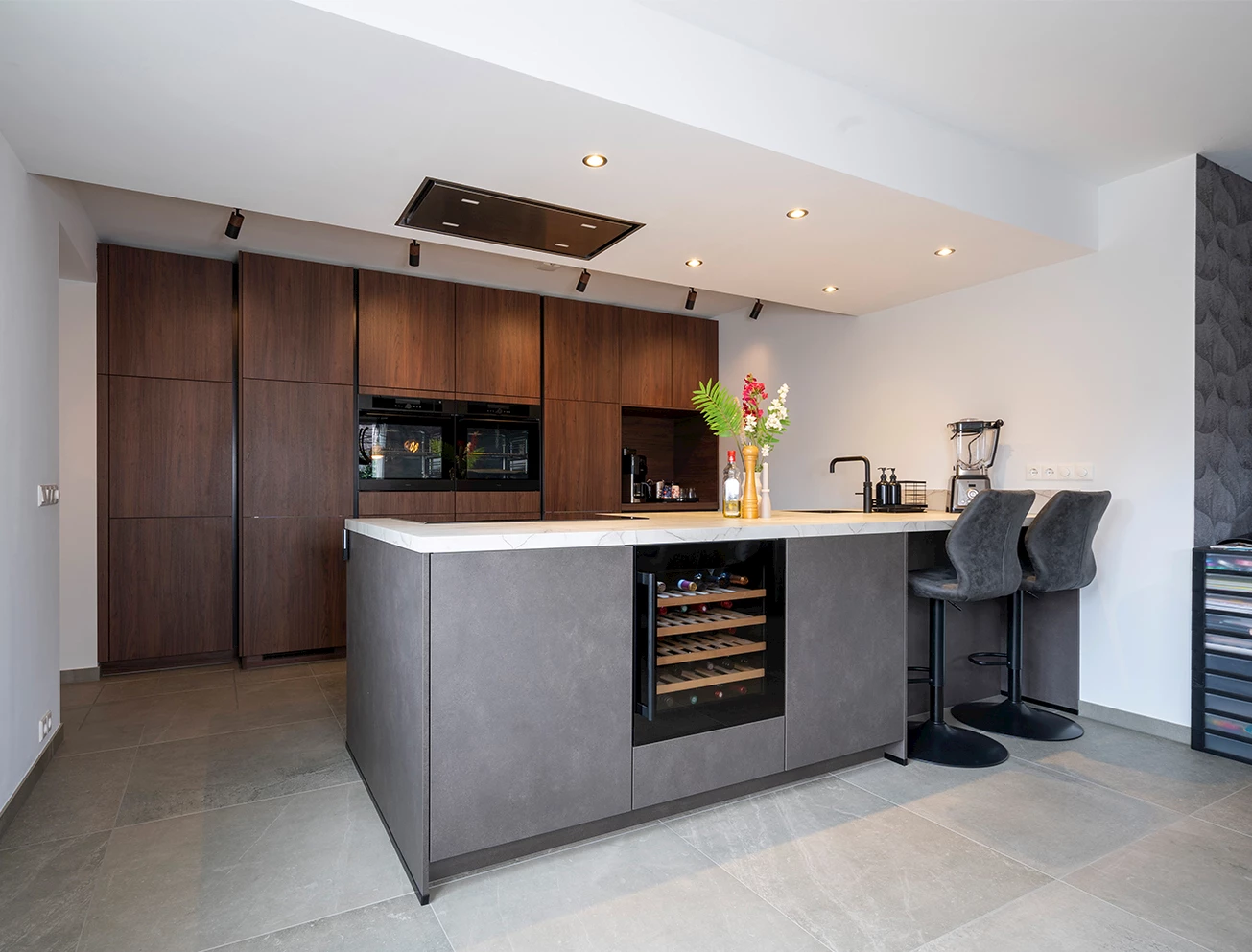 Donkerbruine kastenwand keuken
