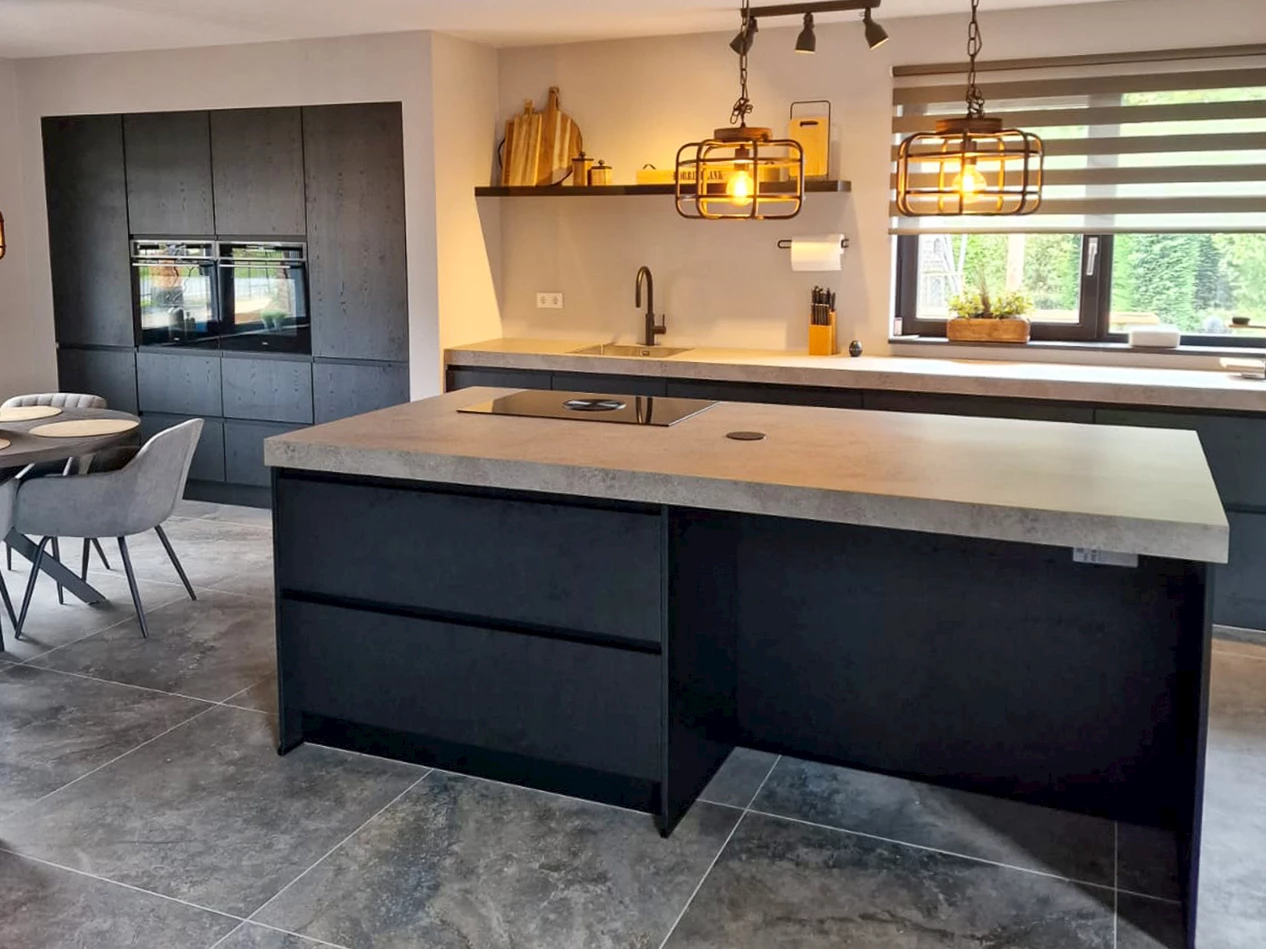 Ruime keuken met zwart kookeiland