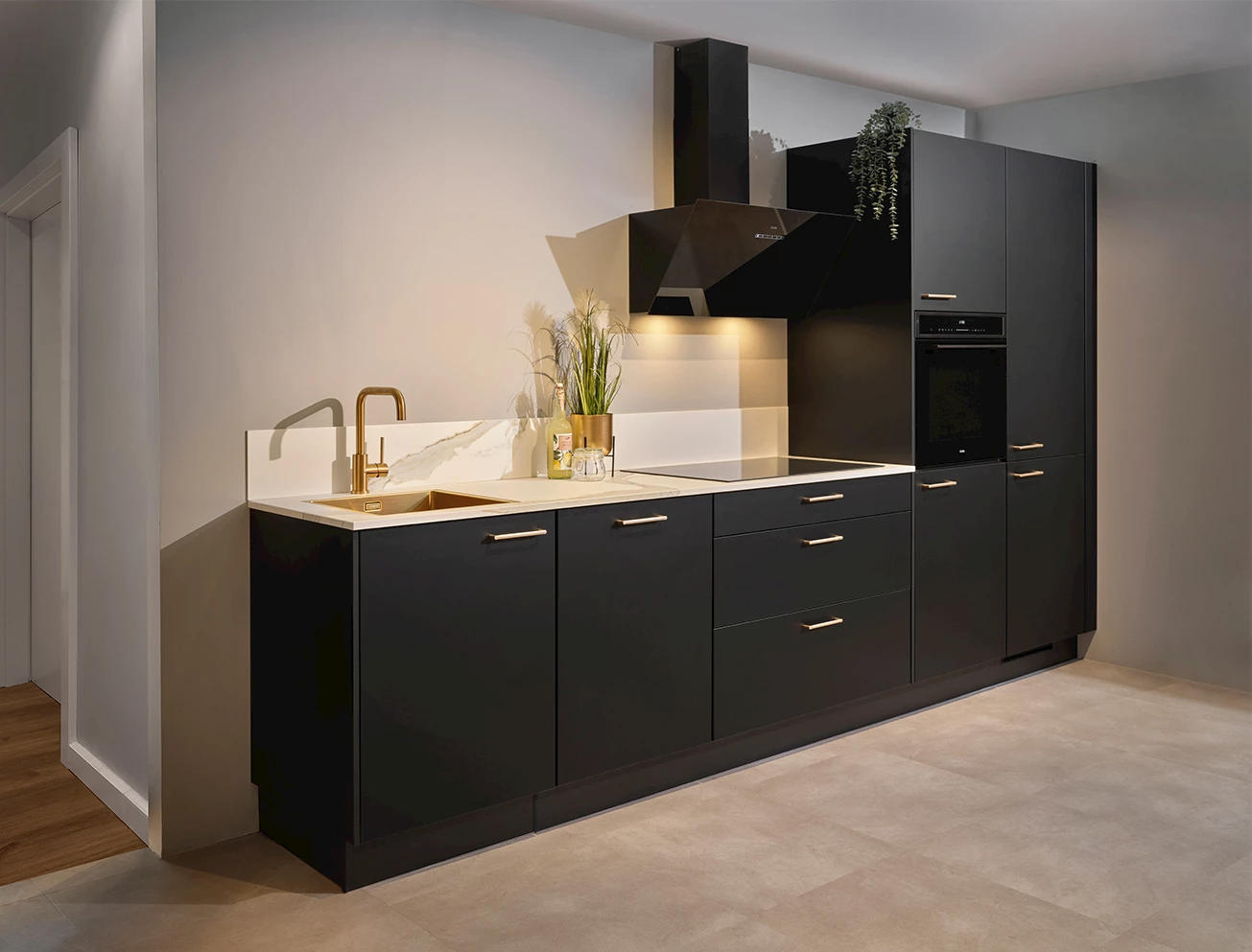 Zwarte rechte keuken met wit blad