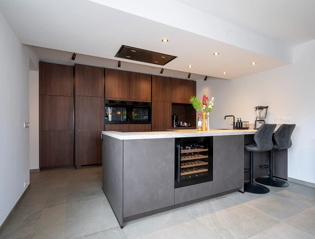 Design grijze keuken met hout