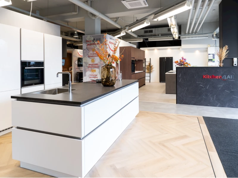 Keukenwinkel van Kitchen4All met een lichte keukenopstelling