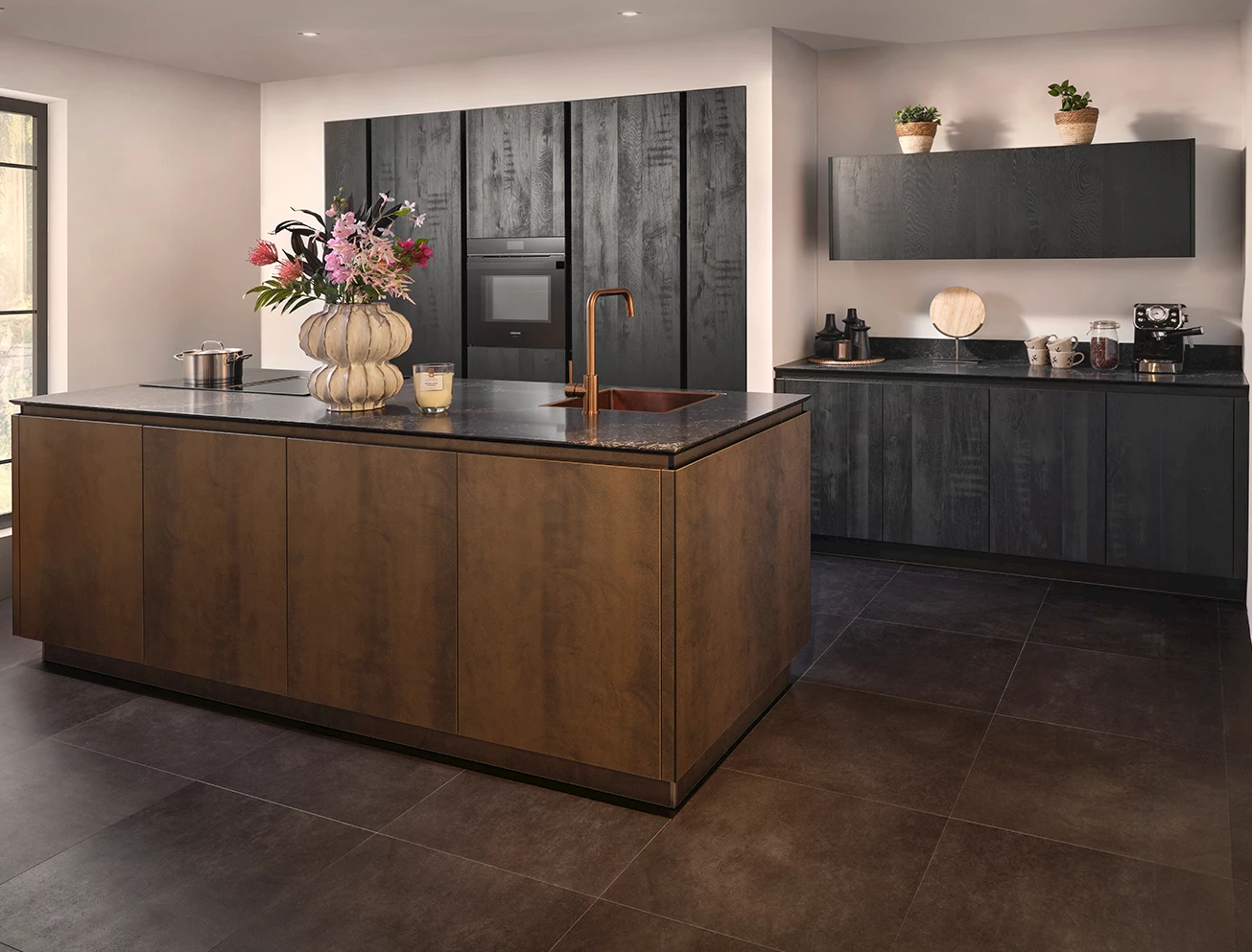 Bronzen zwarte keuken met marmerlook blad