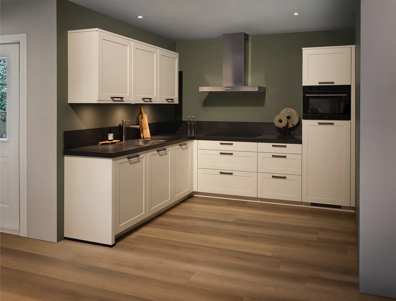 Landelijke witte keuken met zwart blad