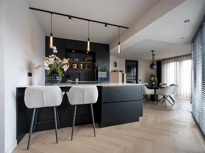 Zwarte keuken met raam