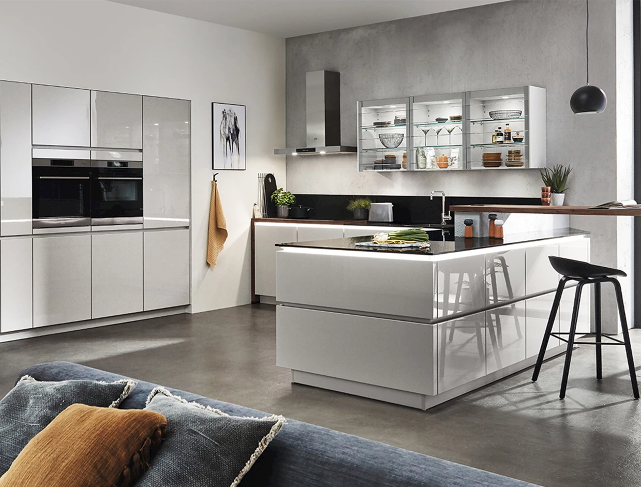 Witte keuken met schiereiland