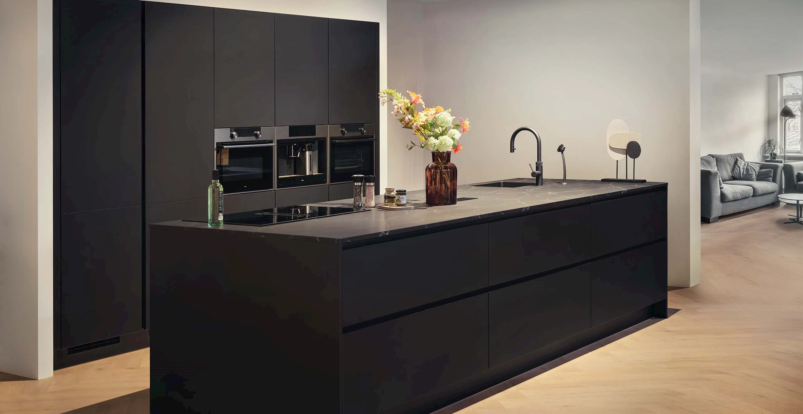 Zwarte moderne keuken met eiland