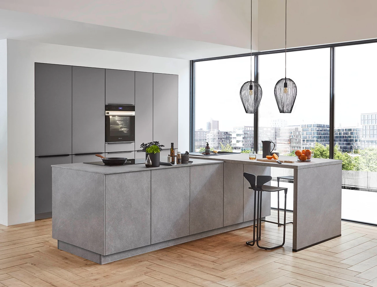 Grijze industriële keuken met betonlook