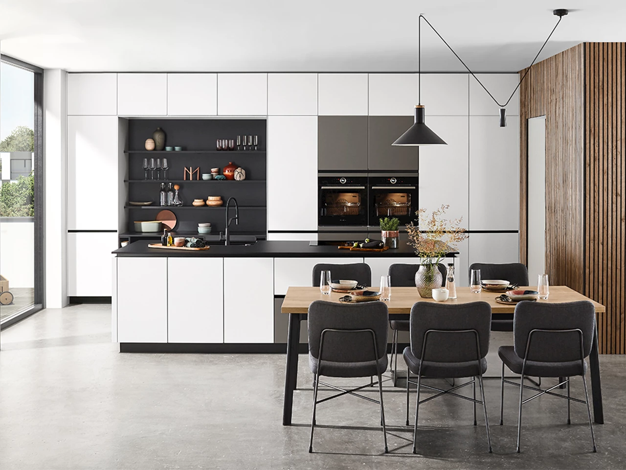 Witte keuken met zwart aanrechtblad