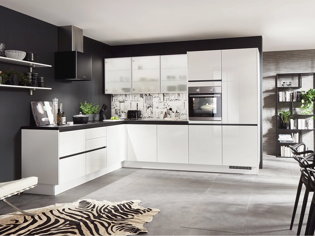 Witte keuken met zwart keukenblad