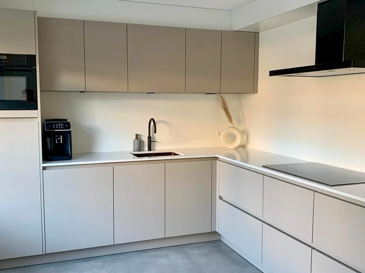 Lichte minimalistische keuken