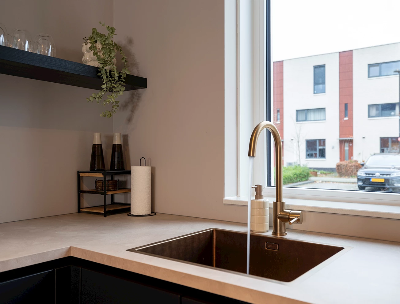 Schoonmaken koper kraan en spoelbak