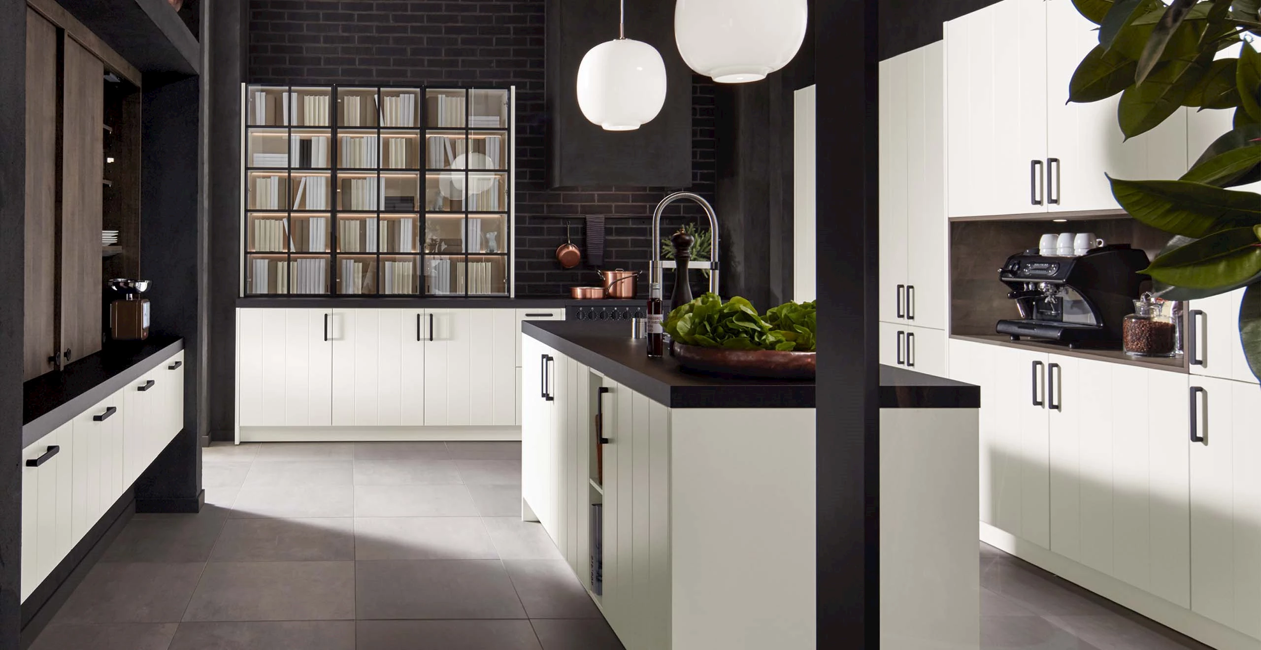 Witte keuken met zwart blad