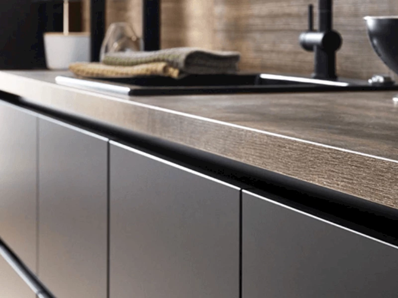 Diverse materialen zwarte keuken