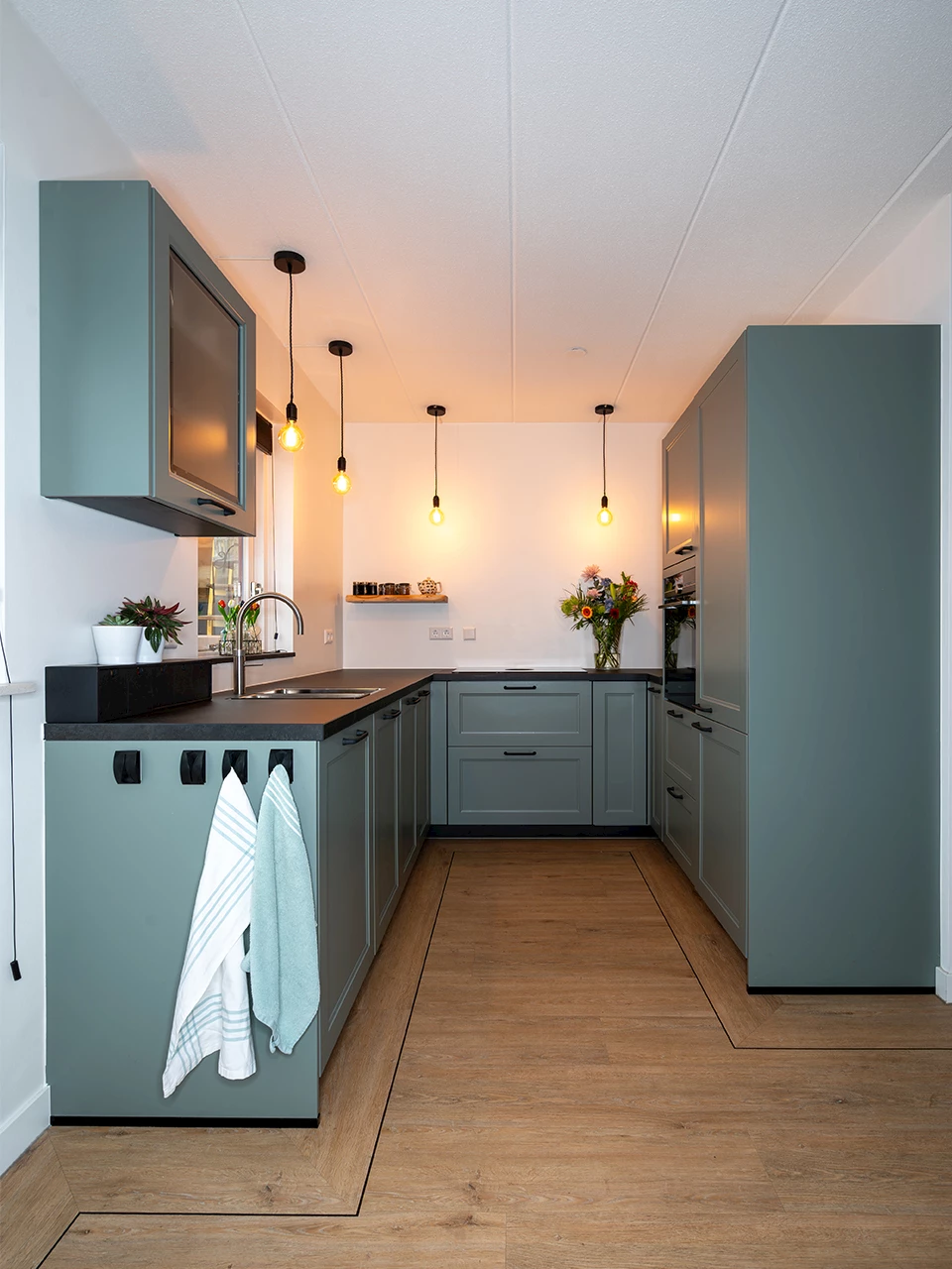 Warme mintgroene keuken