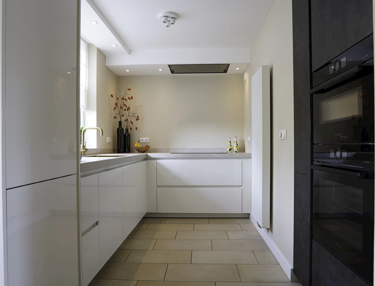 Hoogglans witte keuken met zwart