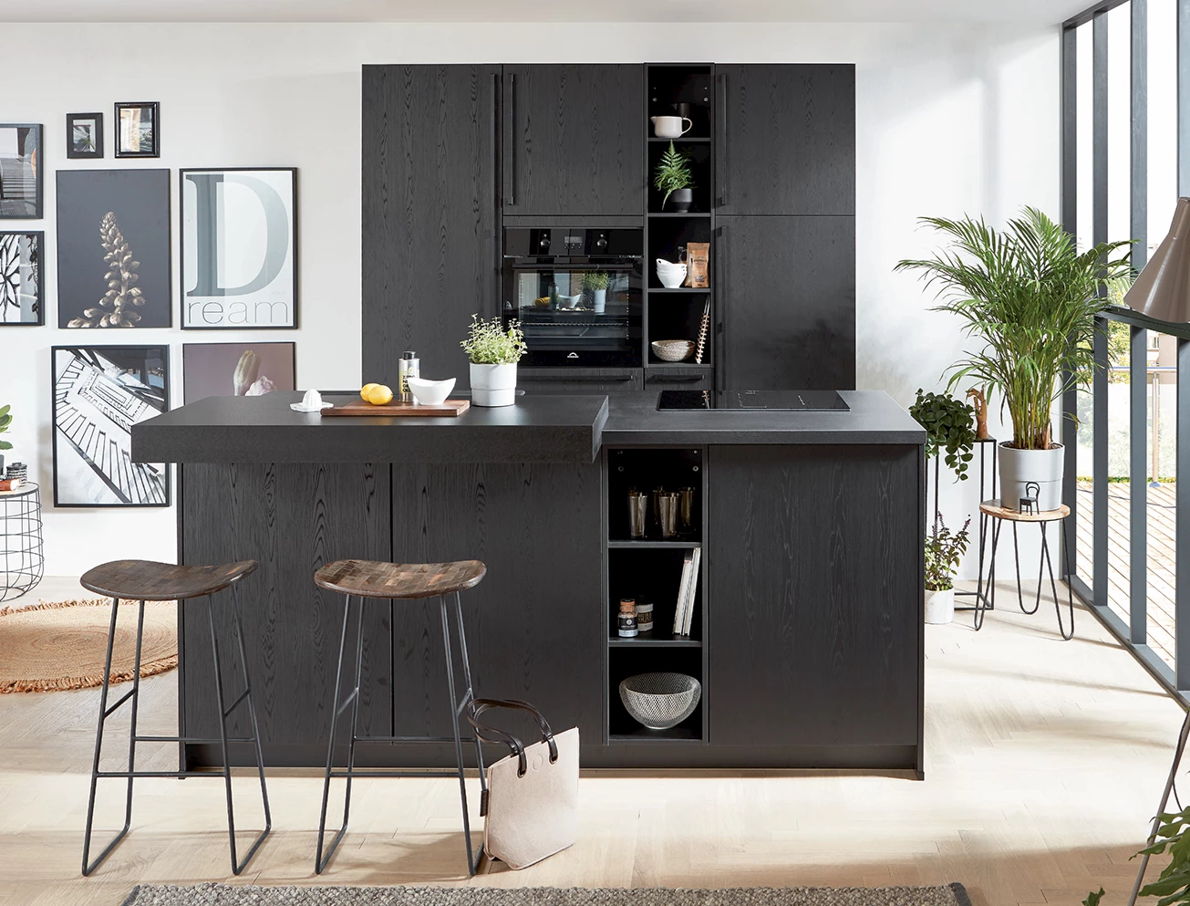 Vloer volledig zwarte keuken