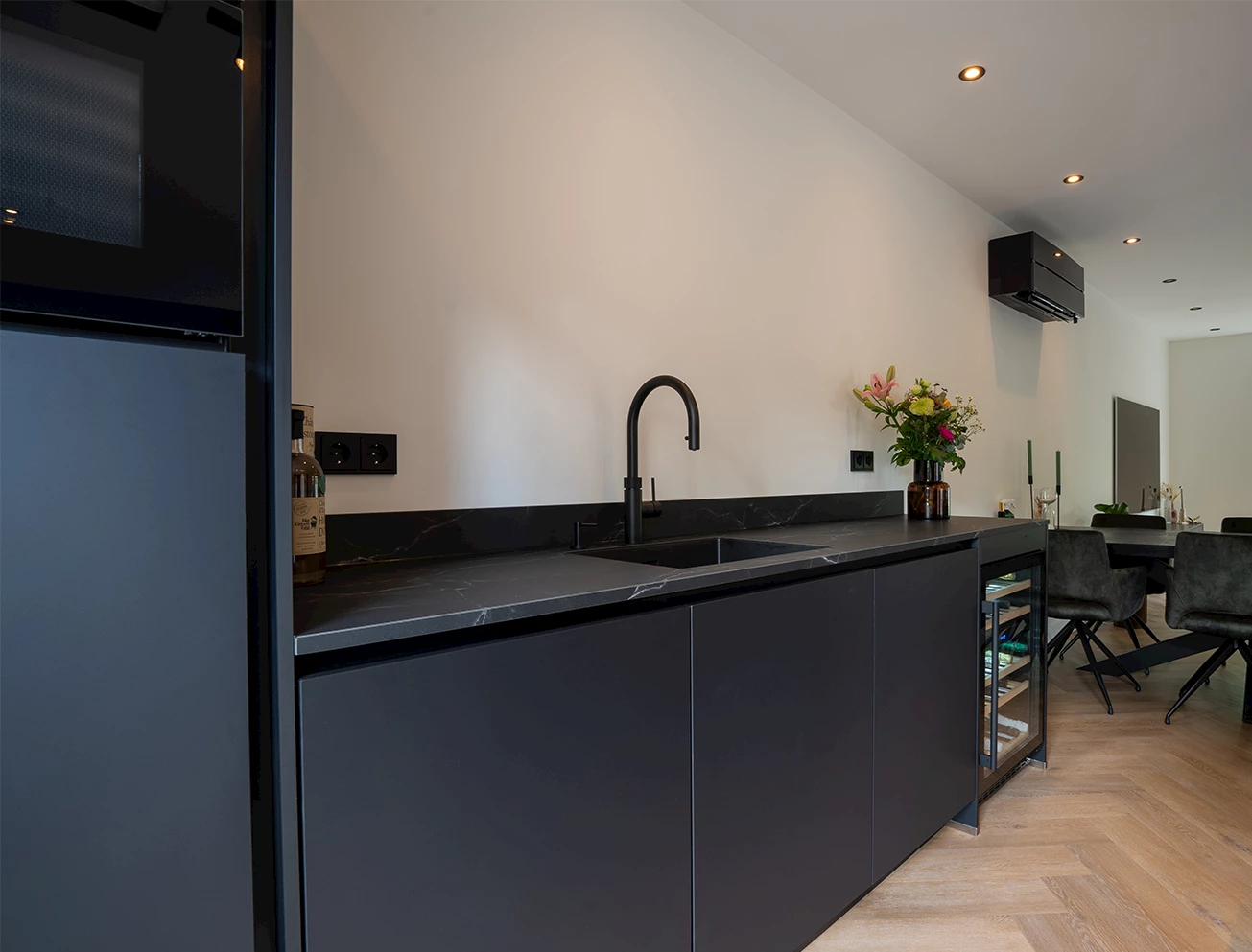 Lage smetplint achterwand keuken