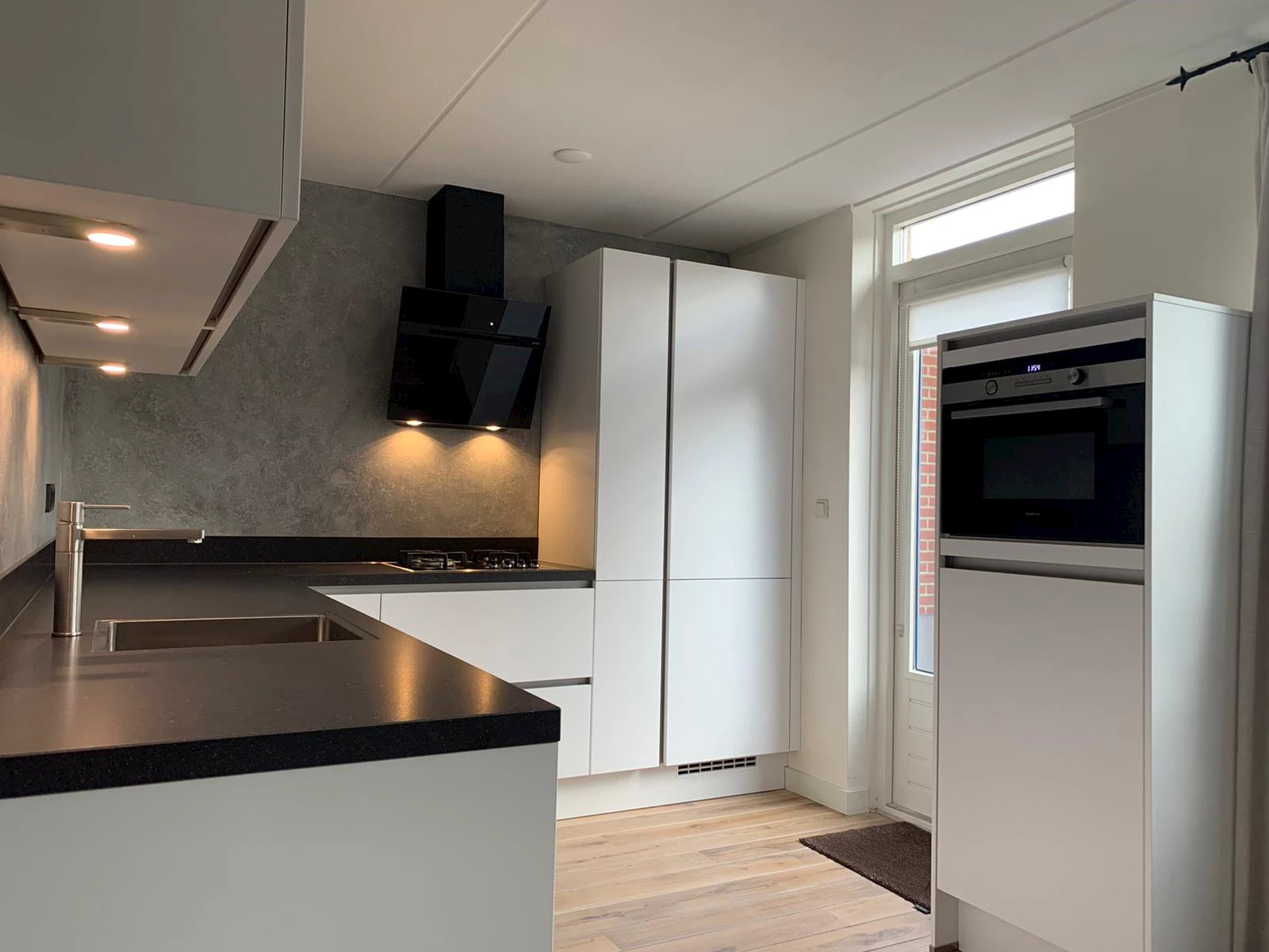 Mat witte moderne hoekkeuken Kitchen4All