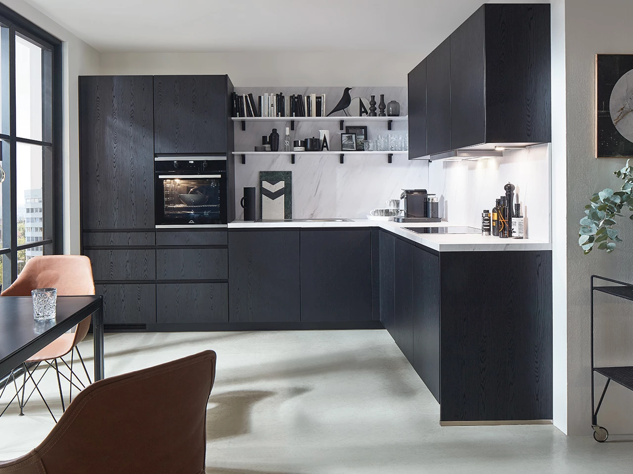 Zwarte keuken met wit marmerlook blad