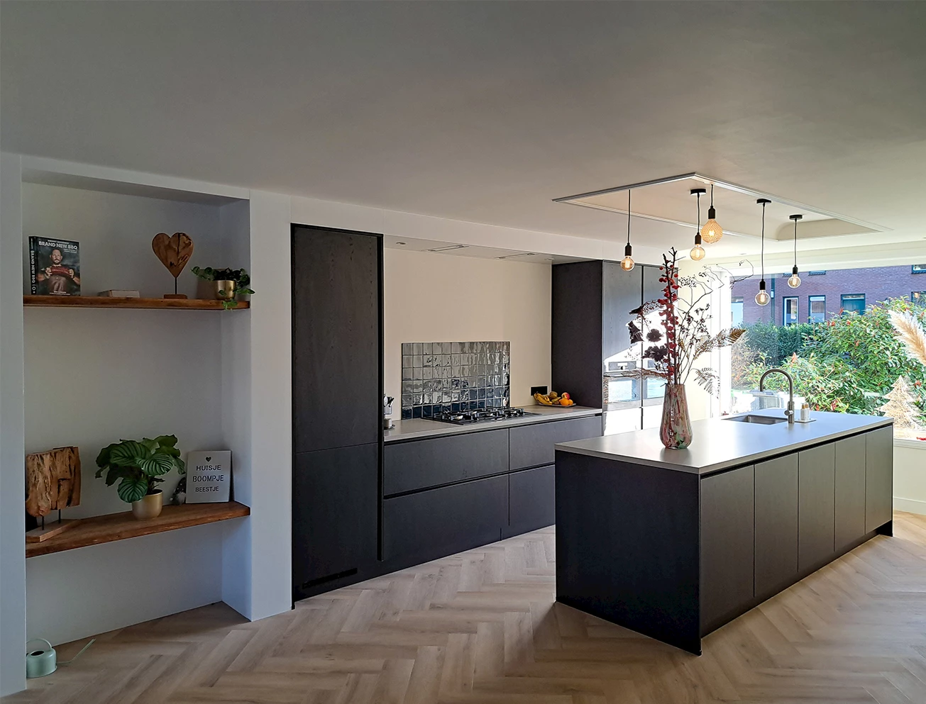 Keuken met kookeiland zwart