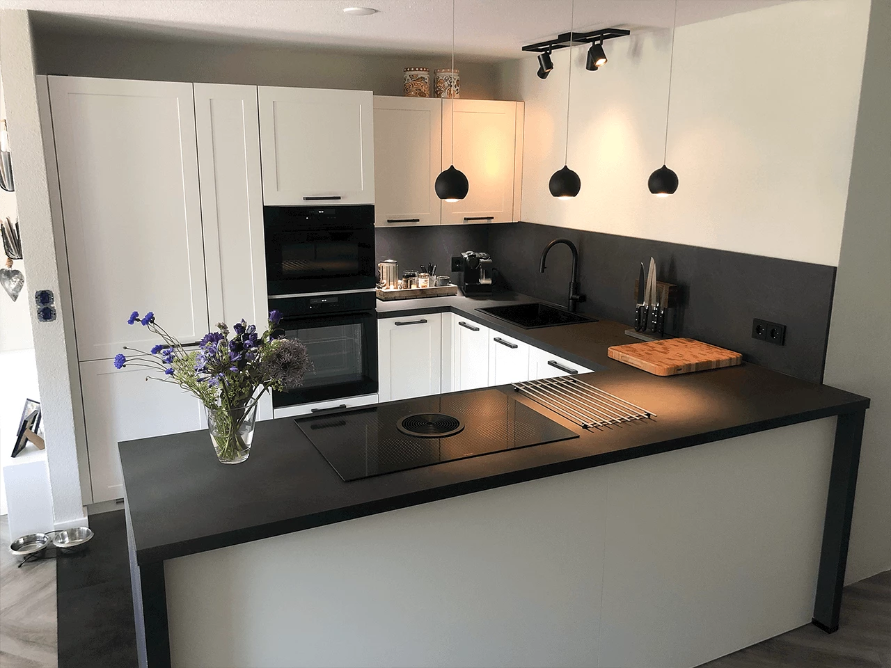 Inspiratie witte keuken met zwart blad