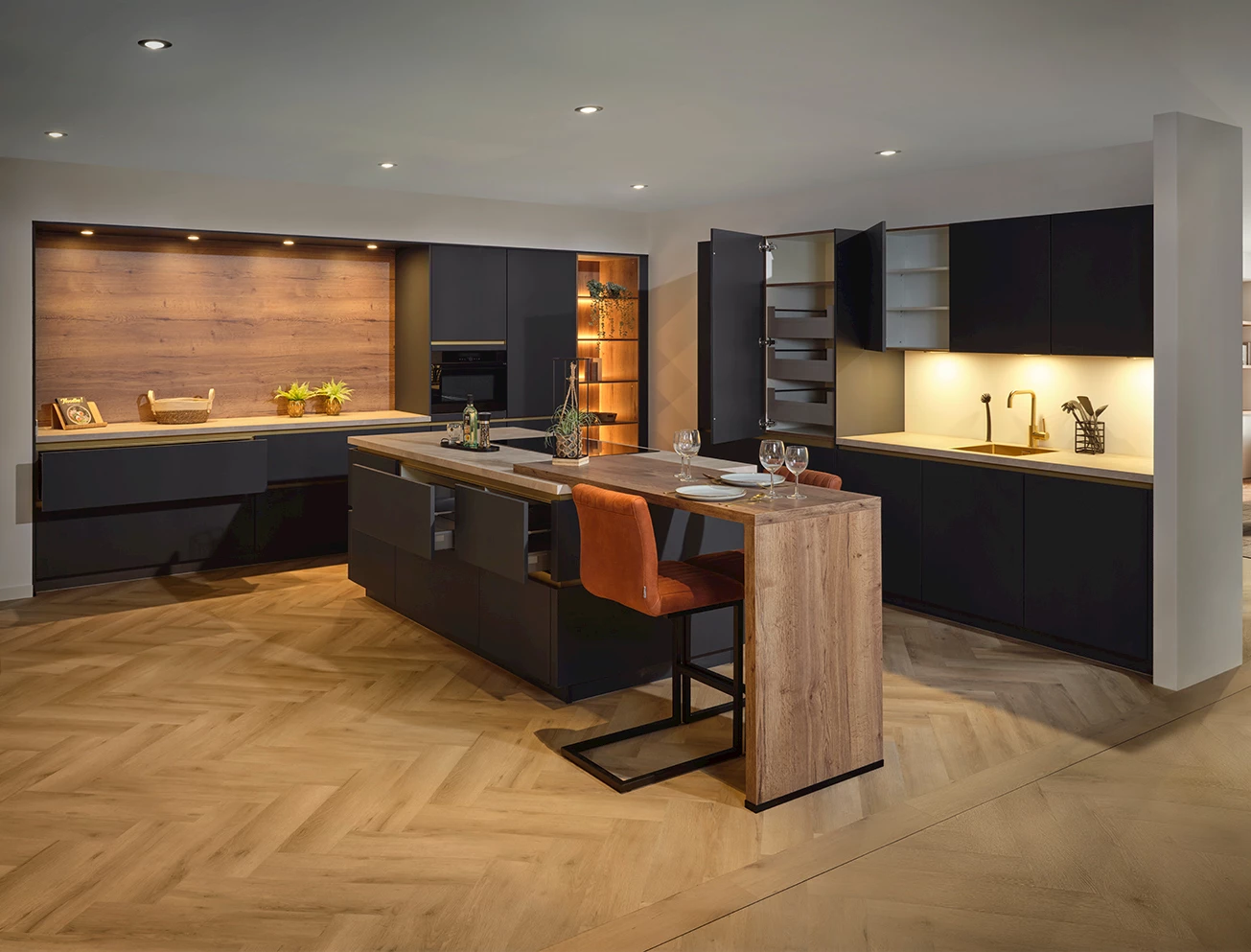 Blauwe hoekkeuken met eiland