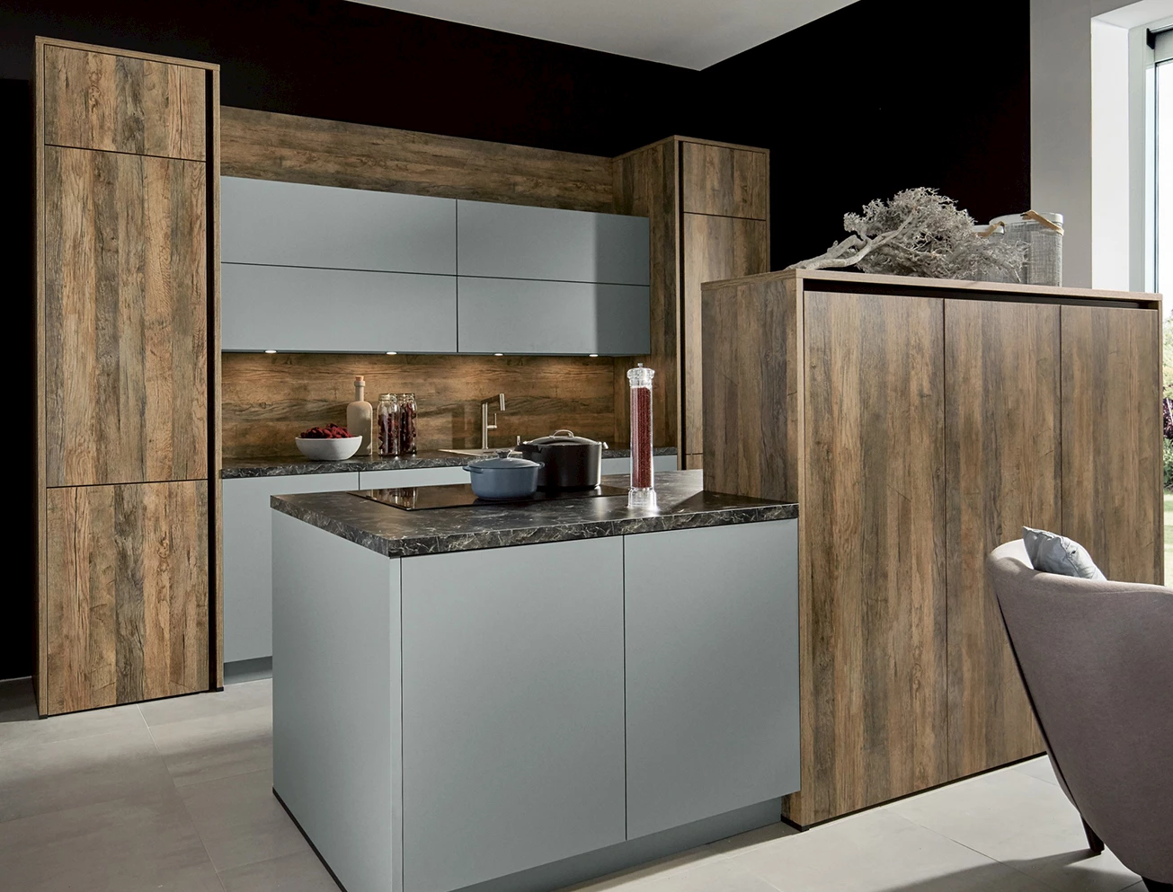 Blauwe parallel keuken met raam