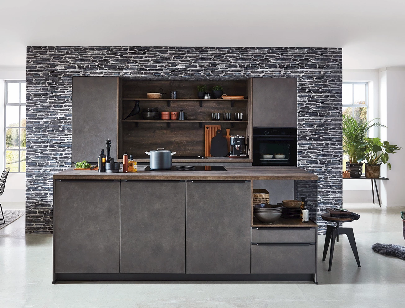 Stoere grijze industriële keukens