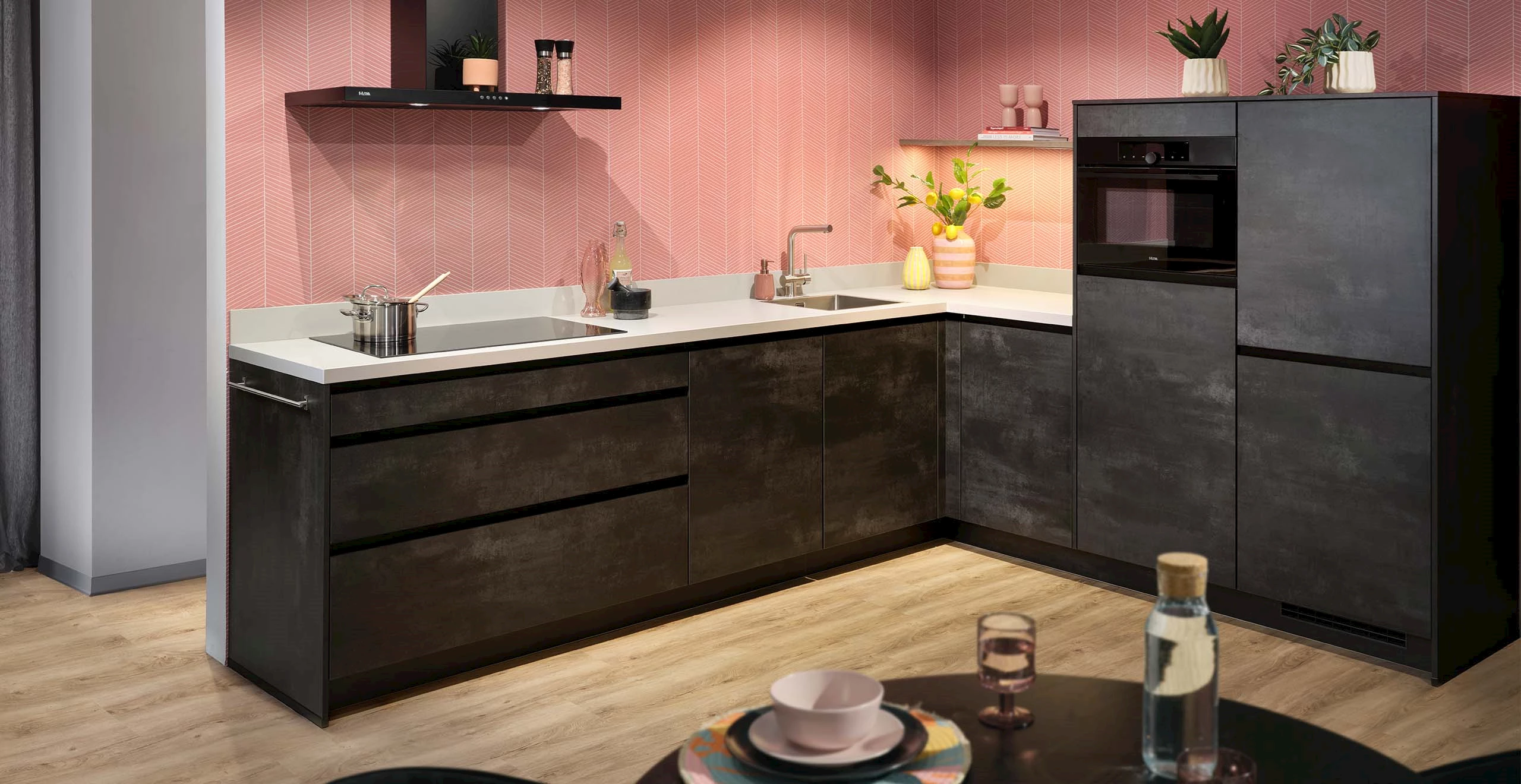 Compacte L-keuken die de hoek benut
