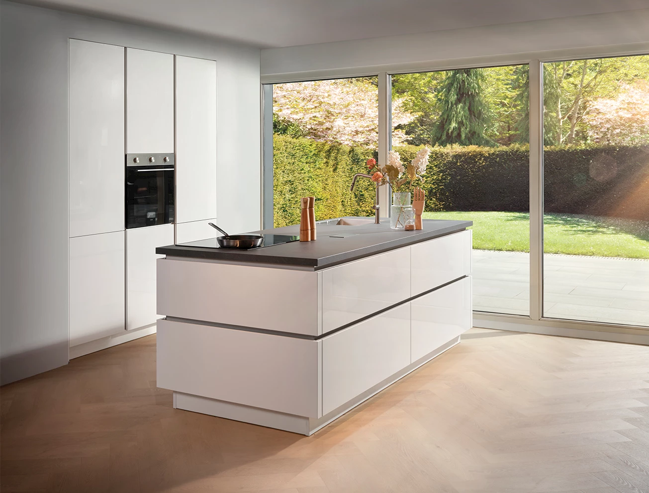 Witte parallel keuken met kastenwand