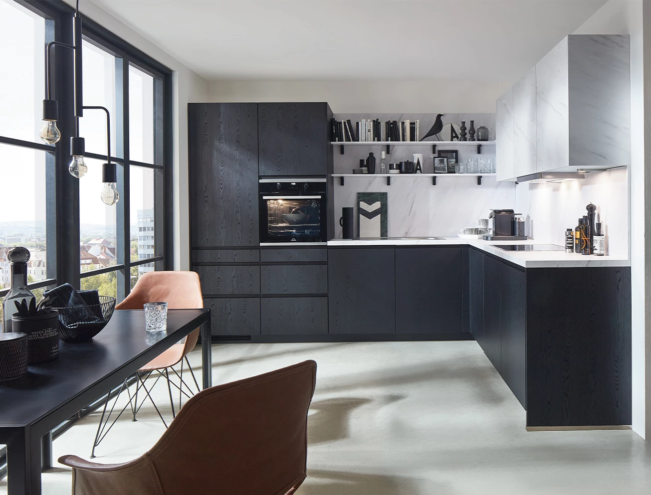 Zwarte L-keuken met raam