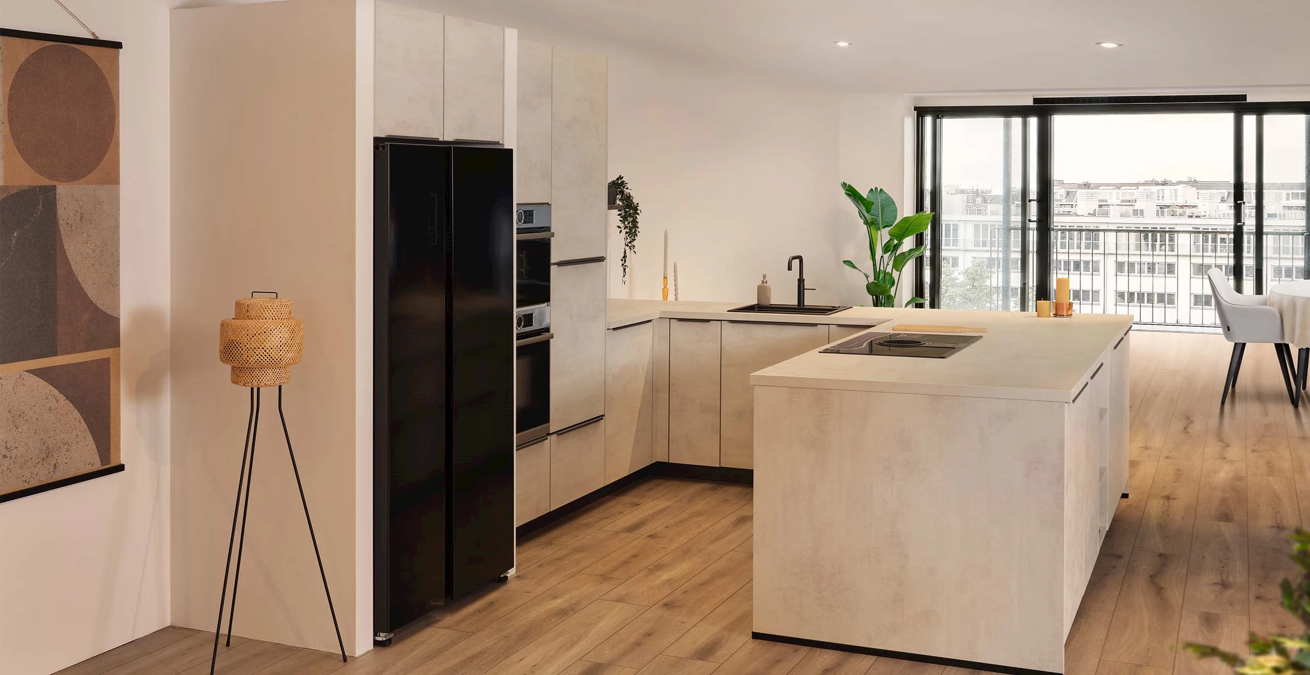 Open keuken met houtlookvloer doorlopend naar de eethoek