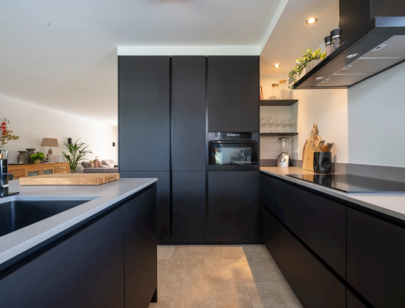 Strakke zwarte keuken met betonlook blad